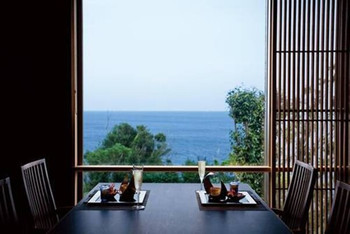 スイートルームで地球の偉大さを感じる3645451