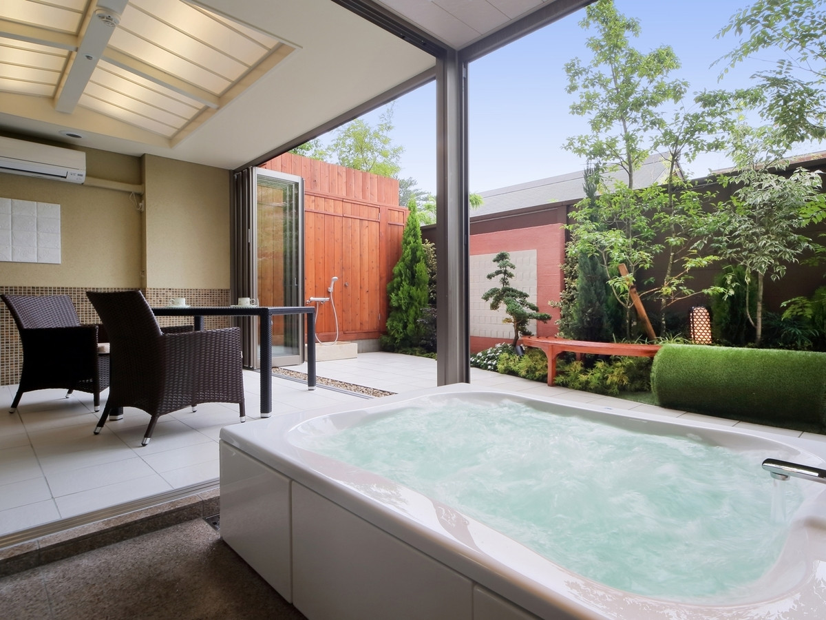 温泉に浸かりながらワンコを愛でる癒しのひと時3406523