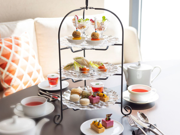 美しいプレゼンテーションのアフタヌーンティーで、優雅な午後のひととき