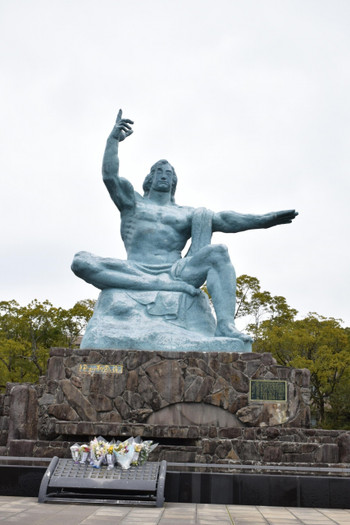 世界平和への願いを込めた「平和記念像」903743