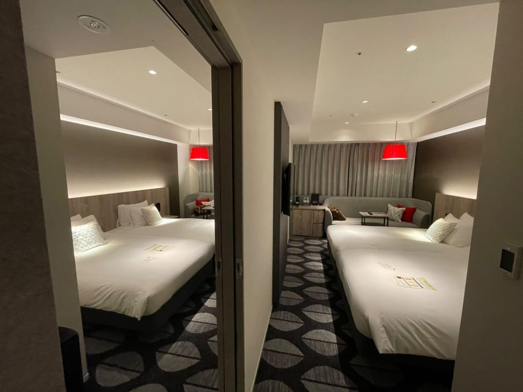 ベッド4台を備え、壁一枚でプライベートも保たれる「コネクティングルーム」。行き来が楽なので、2世代、3世代旅行にもぴったり / 2