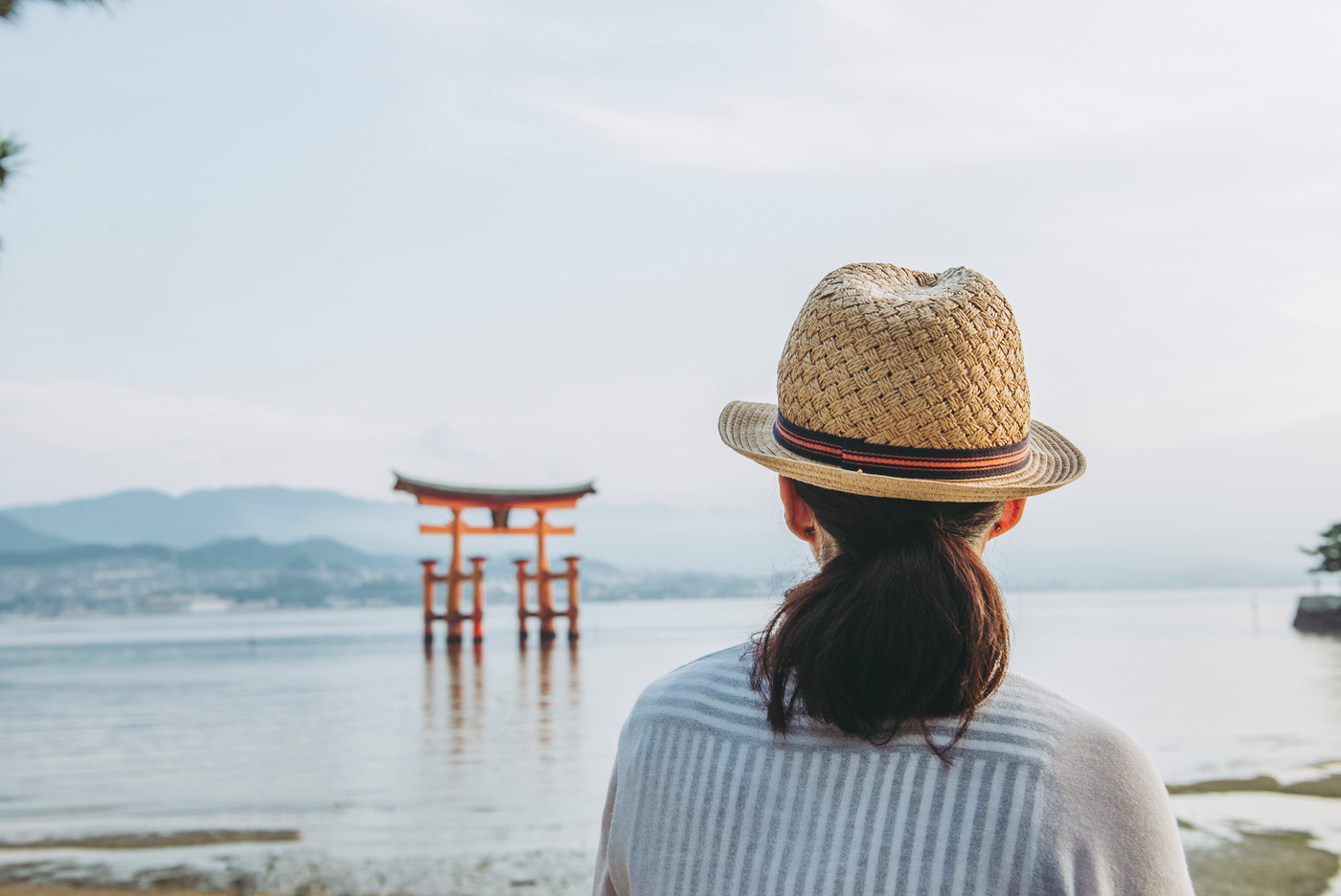 宮島の鳥居を眺める女性