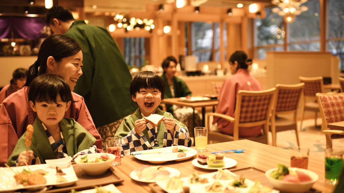 屋外プールや約30種類のお風呂、郷土料理が味わえるビュッフェなど、大満足のステイが叶う3414750