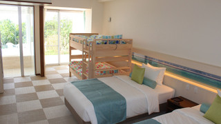 ファミリー ルーム ベッド (複数台) パーシャル オーシャン ビュー