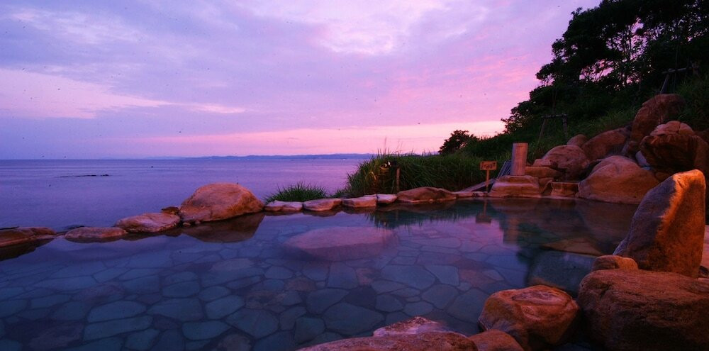 まるで海に浸かっているよう♡インフィニティ系混浴露天風呂4027942