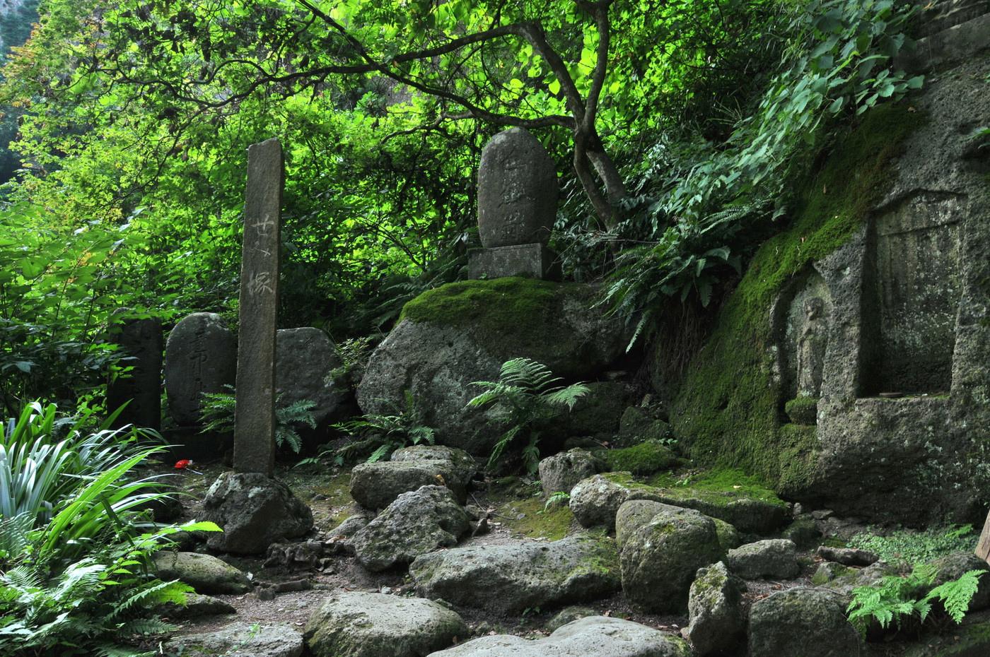 山形県 宝珠山立石寺(山寺) せみ塚