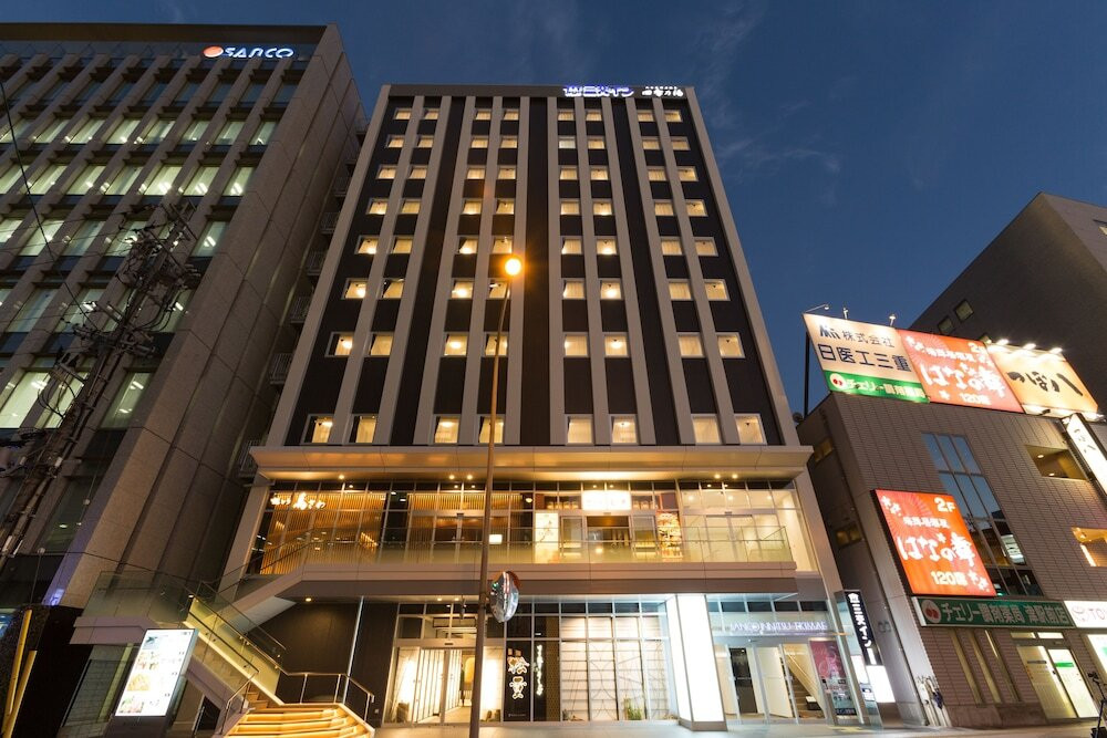 施設の正面 (日没後)