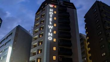 施設の正面 (日没後) / 3