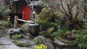 施設の正面 (日没後) / 1