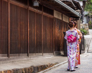 【京都のイメージ】京都の街を歩く着物の女性