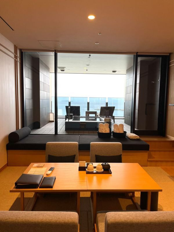 写真は「デラックスオーシャンビュー“ROTEN”室礼(しつらい)」の一例。畳敷きの和洋室タイプで、靴を脱いでリラックスできる / 1