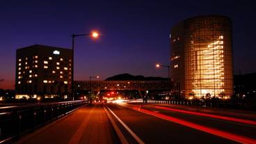 施設の正面 (日没後) / 3