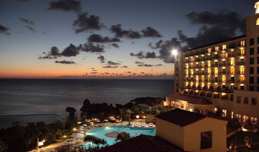 ライトアップされたプール② / 2