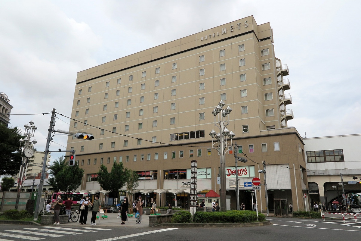 「高円寺」駅と一体化したホテルです