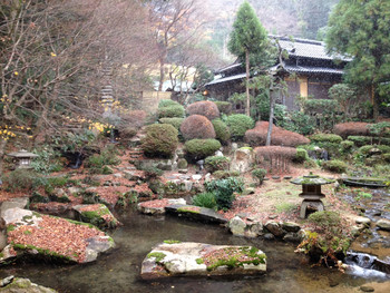 「依山楼岩崎」 内観 33534184 1階ロビーから見た中庭