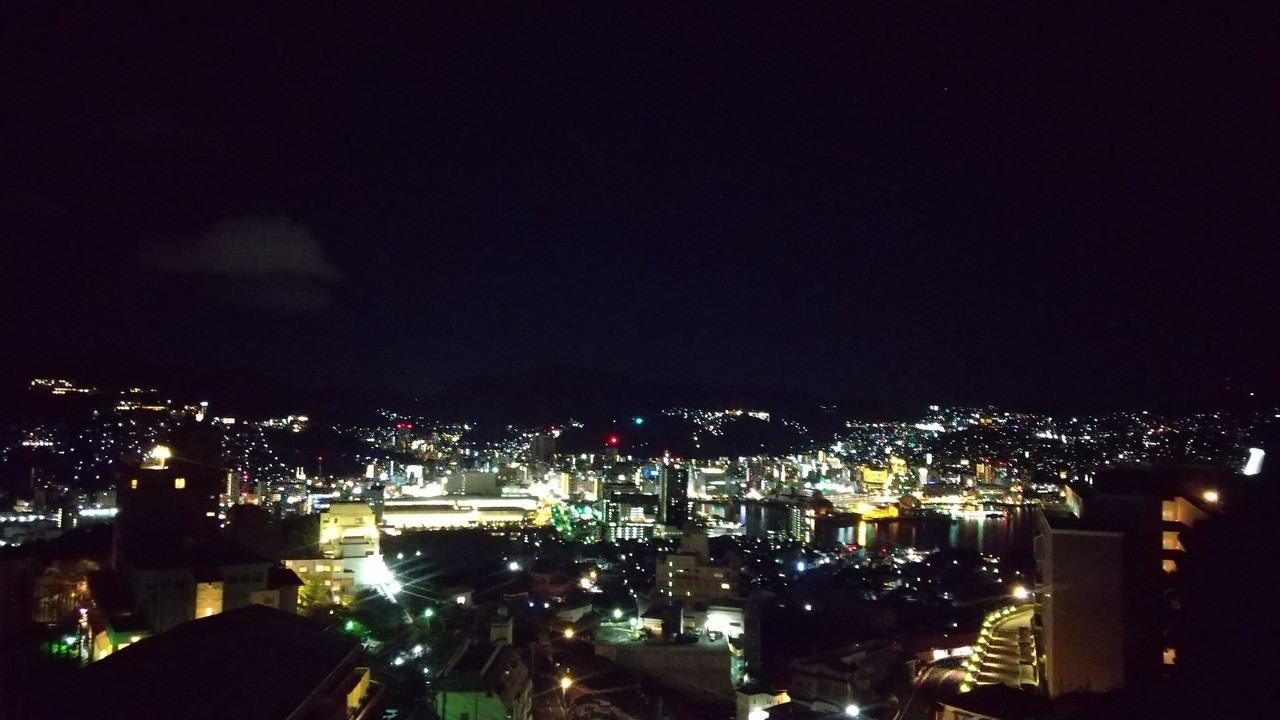 屋上のビニールの隙間から見た夜景