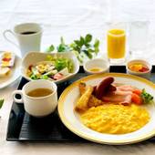 横浜桜木町ワシントンホテル（神奈川県 ビジネスホテル）：季節に合わせた炊き込みご飯や、麺類など和洋豊富に揃う朝食ビュッフェ。横浜にちなんだ名物品の「焼売」や横浜発祥の「ナポリタン」も好評。 / 4
