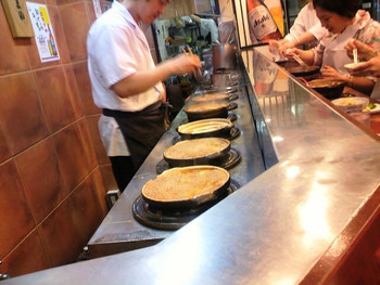 「きしめん あまの」内観 575322 味噌煮込み調理風景