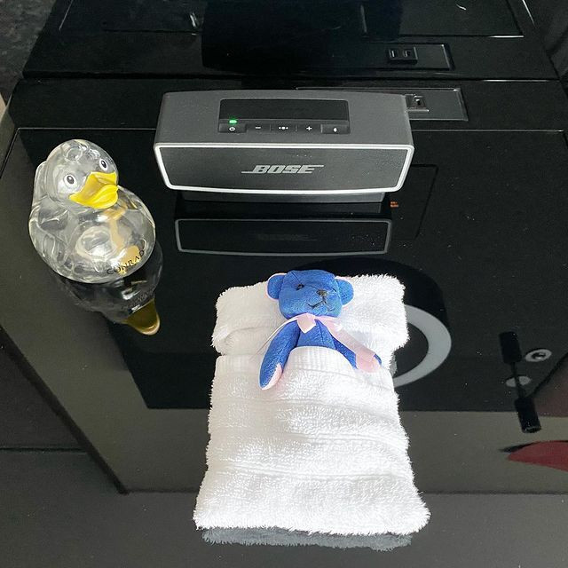 外出中にベッドスプレッドやシーツを整えてくれる「ターンダウンサービス」。お部屋に戻ってきた頃には、コンラッドベアはぐっすり夢の中 / 6