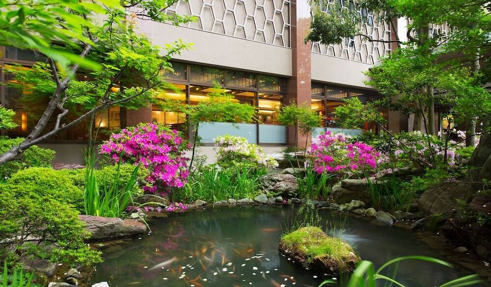 中庭と宿外観 / 4