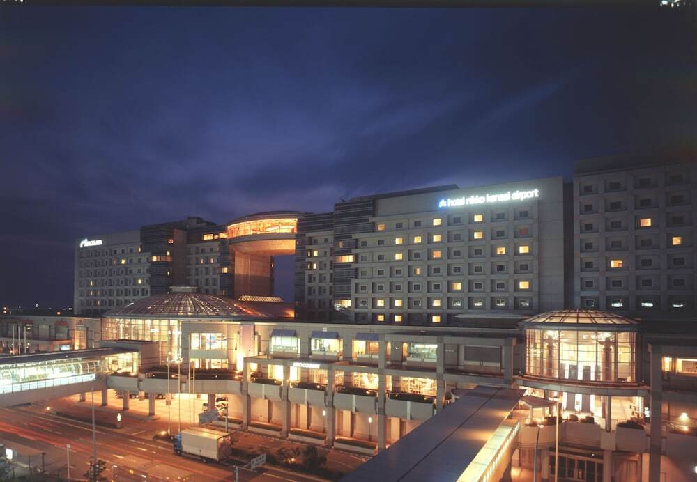 施設の正面 (日没後)