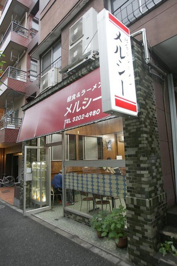 「メルシー」外観 827243 地下鉄早稲田駅からすぐ。