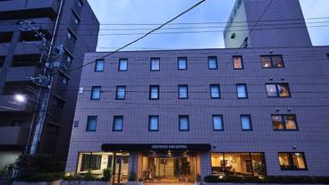 施設の正面 (日没後) / 1