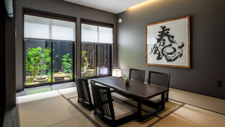 デラックス 4 人部屋 禁煙 専用バスルーム コートヤードビュー