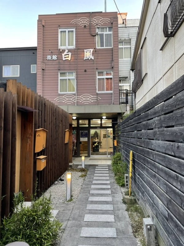 通路を入った所にあり