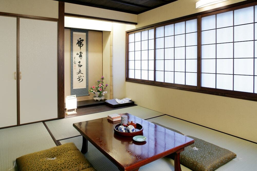 客室内のダイニングエリア