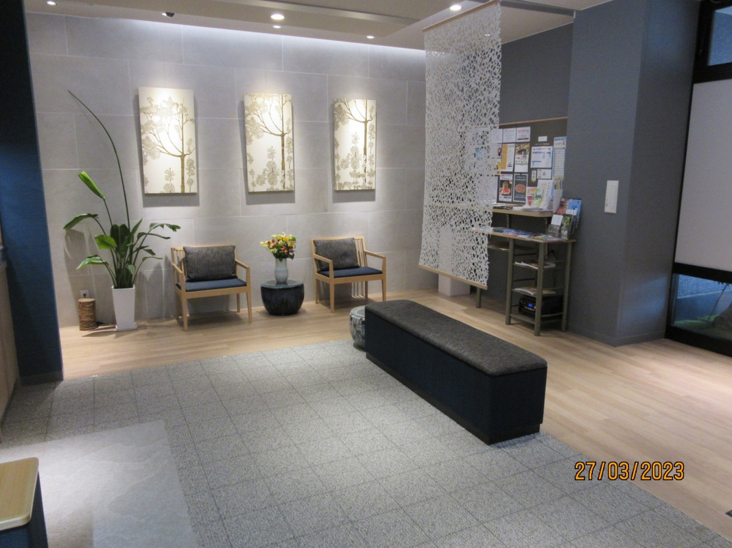 広めのホテルのロビー。