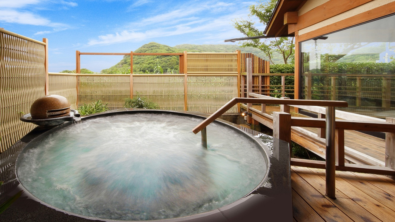 海の近くから湧き出す温泉で美肌を手に入れよう3578609