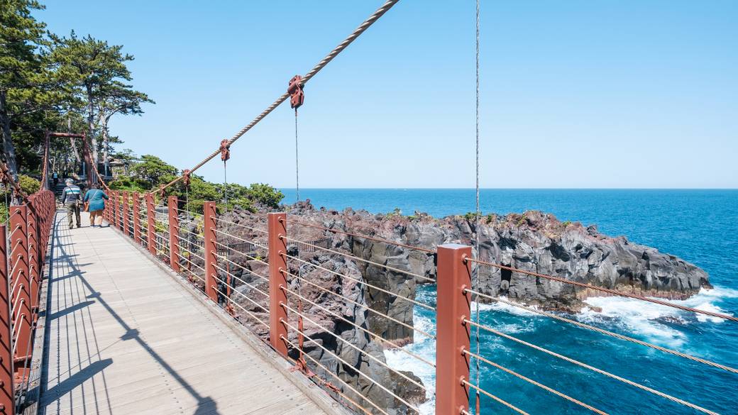 海の絶景が広がる「門脇つり橋」 / 1