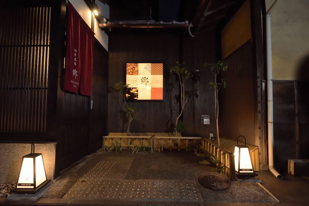 施設の正面 (日没後)