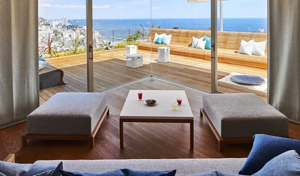 ゆったり寛げるリビングスペースはお喋りも弾む空間。大きな窓から自然光が入り込み、お部屋にいながら開放感抜群です。