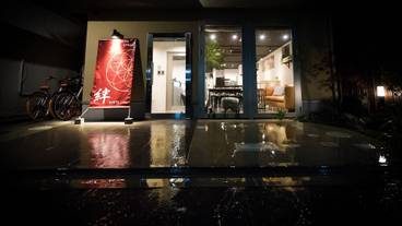 施設の正面 (日没後) / 1