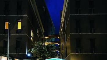 施設の正面 (日没後) / 3