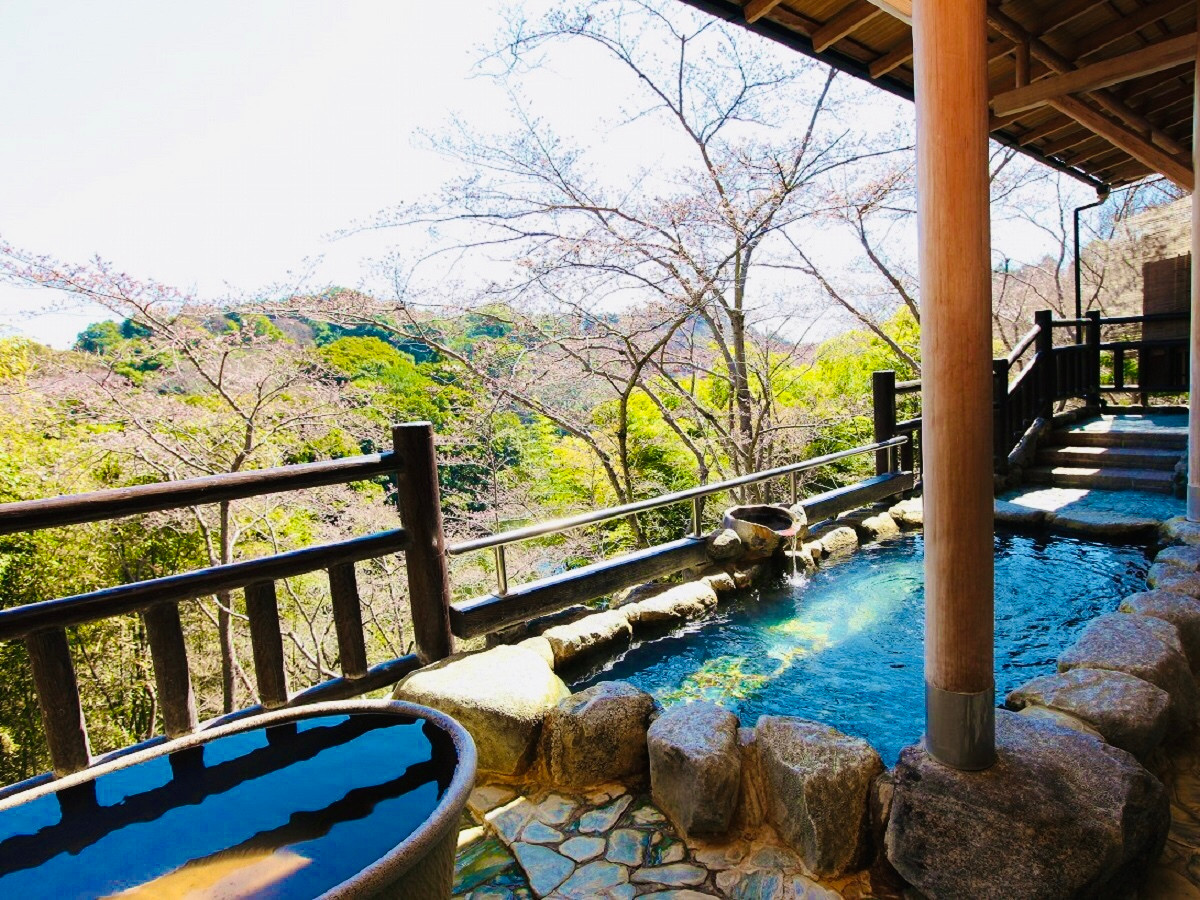 9. 山々に囲まれた大浴場「信貴山観光ホテル」3403234