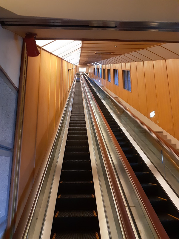 本館と山上館を結ぶ長大なエスカレーター