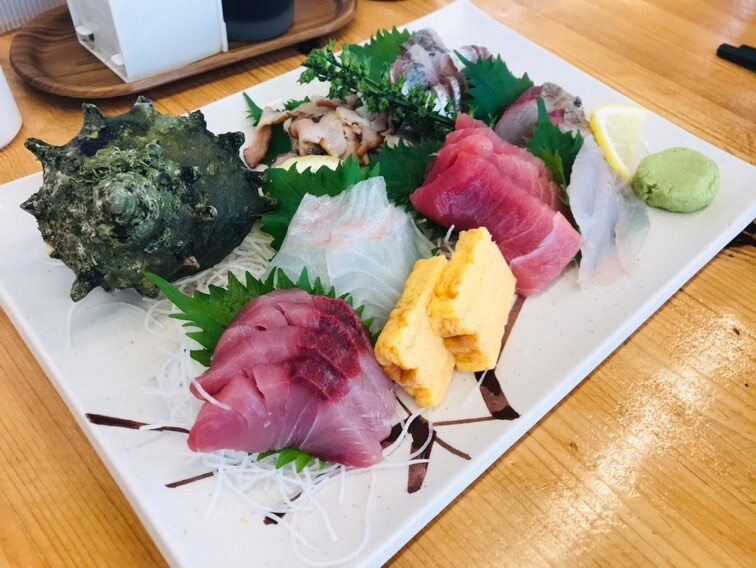 漁協直営の食堂「ばんや」。東京湾に面した保田漁港に隣接しており、鮮度抜群の魚介類を使った刺身や天ぷら、煮物などを気軽に楽しめる。アクセスは旅館から車で5分程 / 1