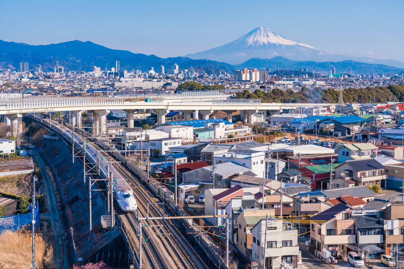 静岡市郊外から眺める、新幹線と東名高速・富士山