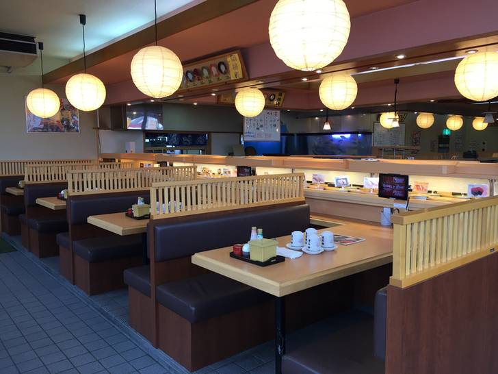 人気の回転寿司店で
大きなネタを存分に / 3