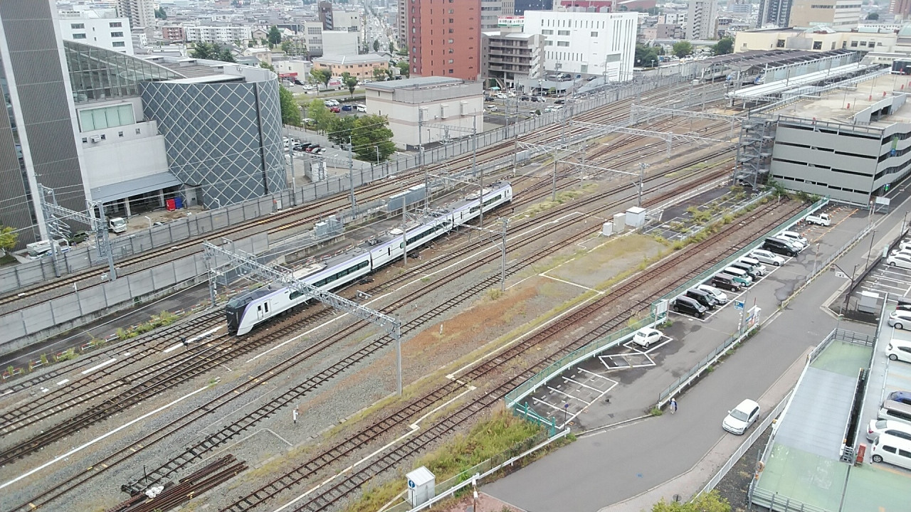 3両の特急が走ってました