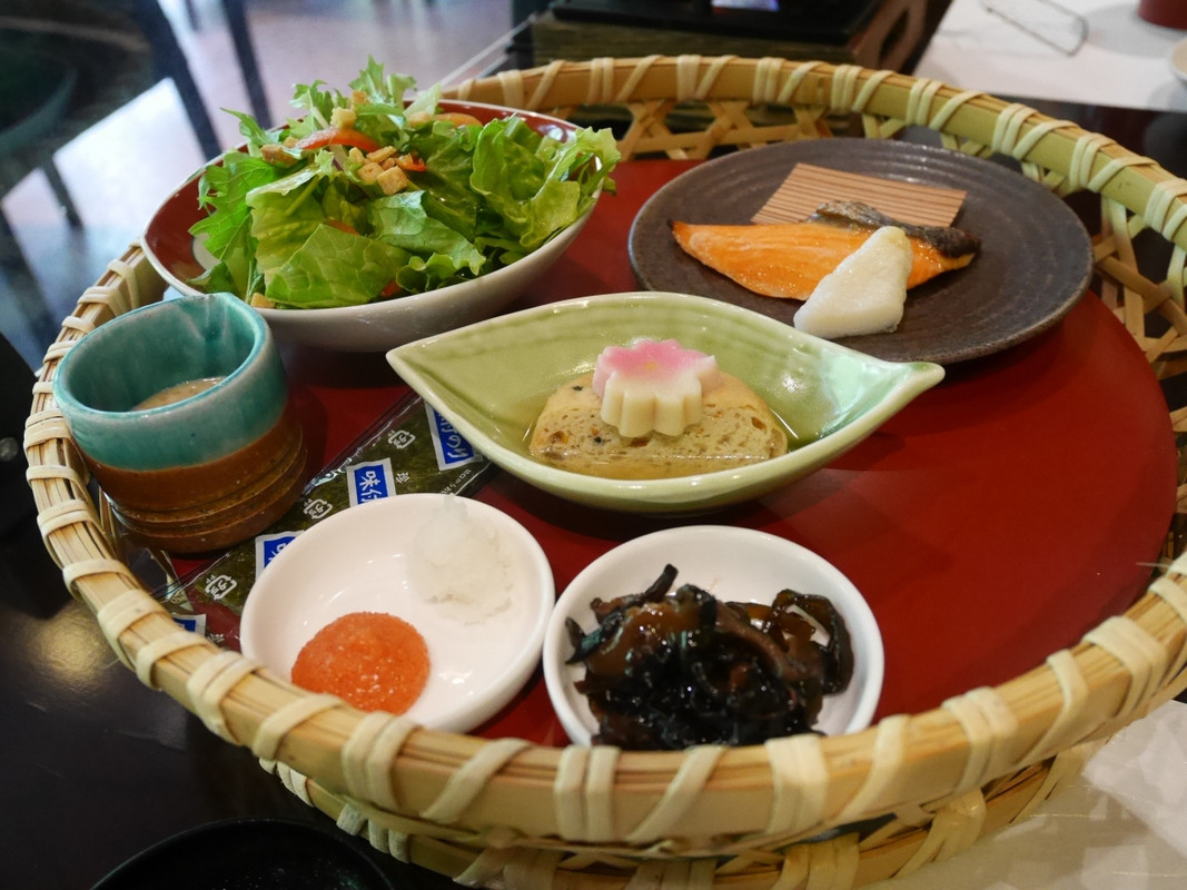 朝食。盛り付けは美しいけど内容は普通。