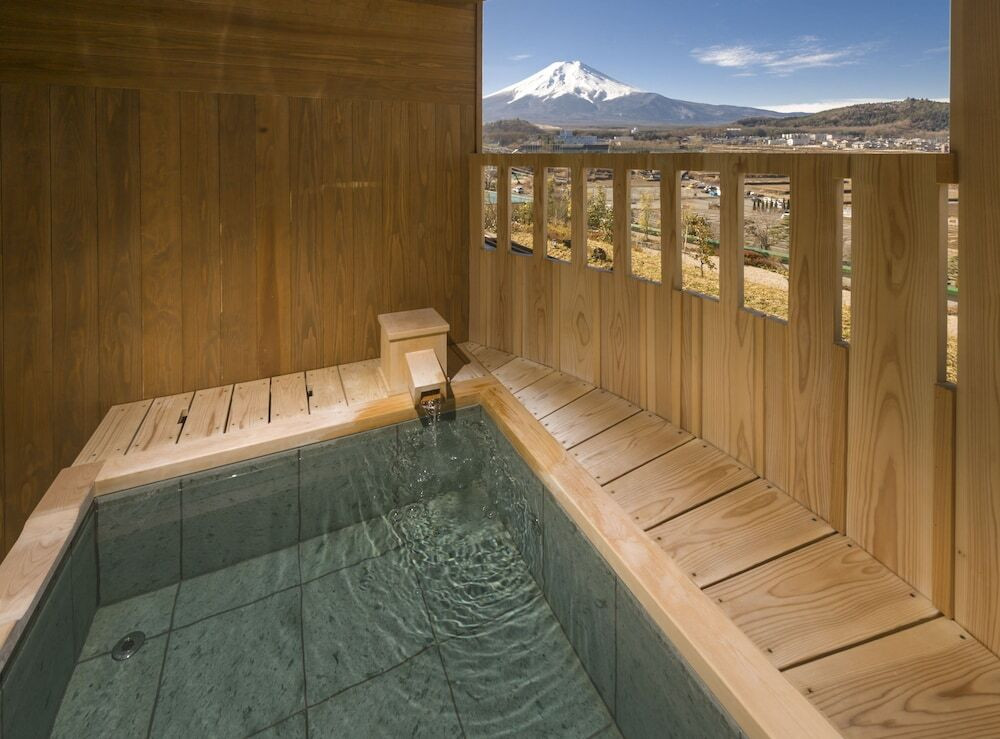 デッキテラスから富士山の絶景を楽しむ3498247