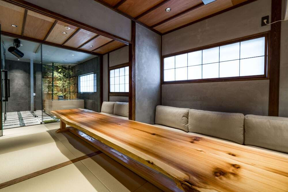 客室内のダイニングエリア