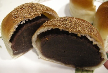 「柳屋ベーカリー」料理 224671 「こしあんぱん」この中身の多さ！