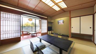 和洋室（10畳＋ツインベッド）の和室10畳 / 8