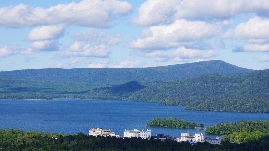 阿寒湖と温泉街の風景 / 1