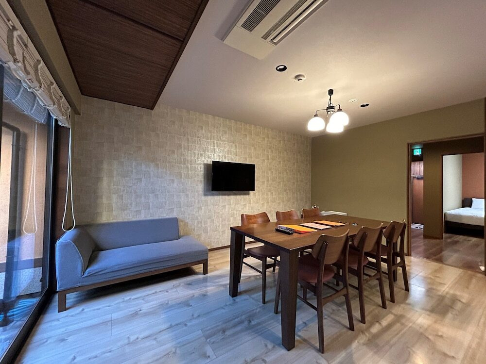 客室内のダイニングエリア